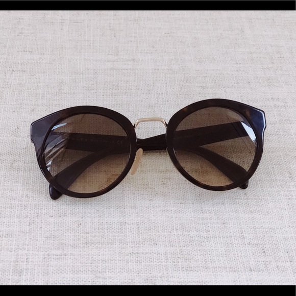 Prada sunglasses excellent condition - Picture 3 of 4